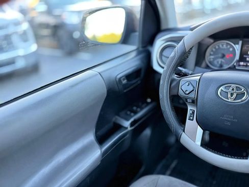 Used 2018 Toyota Tacoma SR5 AWD/4WD image 24