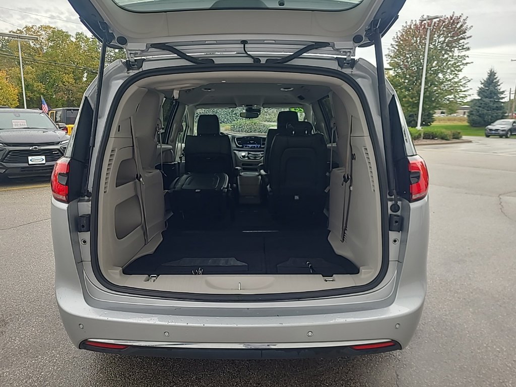 Used 2024 Chrysler Pacifica Touring-L FWD image 26