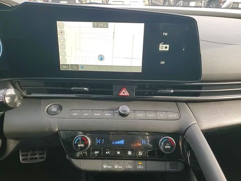 New 2025 Hyundai Elantra SEL image 18