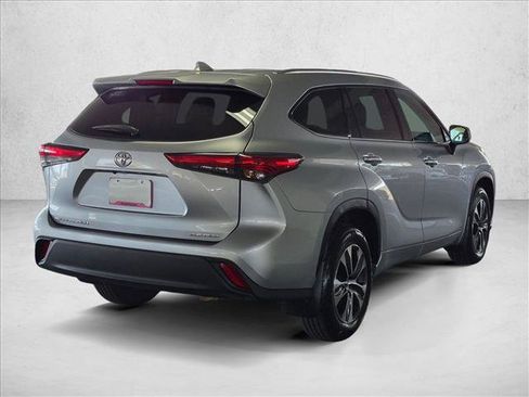 Used 2021 Toyota Highlander XLE AWD/4WD image 5