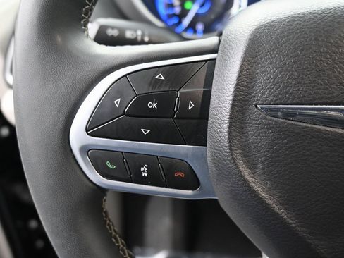 Used 2024 Chrysler Pacifica Touring-L image 21