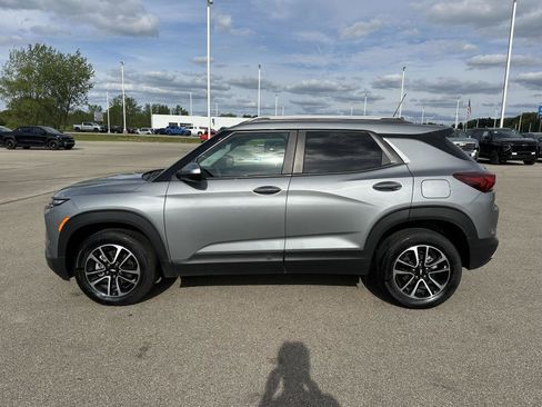 Used 2025 Chevrolet TrailBlazer LT AWD/4WD image 2