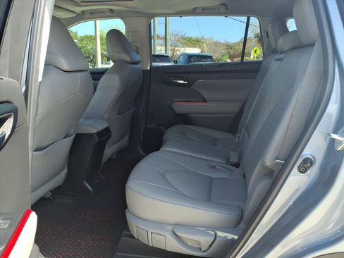 Used 2022 Toyota Highlander XLE image 28
