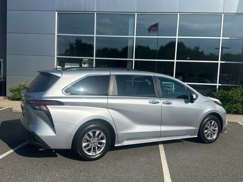 Used 2023 Toyota Sienna XLE FWD image 4