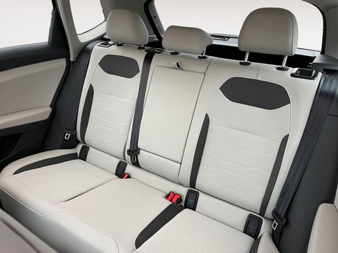 Certified 2025 Volkswagen Taos SE image 12