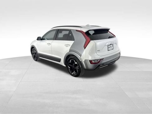 Certified 2024 Kia Niro Wave w/ Wave Preserve Package FWD image 9