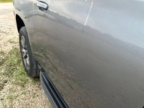 Used 2019 Chevrolet Suburban LT RWD image 11