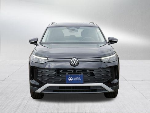 Certified 2025 Volkswagen Tiguan SE w/ Panoramic Sunroof Package AWD/4WD image 2
