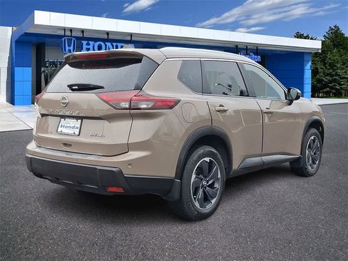 Used 2024 Nissan Rogue SV w/ SV Premium Package image 24