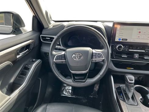Used 2024 Toyota Highlander Platinum image 15