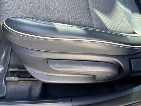 Used 2022 Hyundai Venue Limited image 40