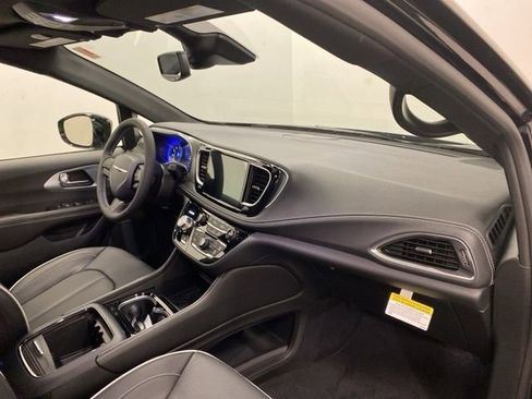 New 2026 Chrysler Pacifica Limited w/ S Appearance Package image 27