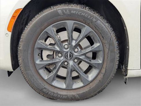 Used 2021 Chrysler Pacifica Limited w/ Uconnect Theater Family Group image 5