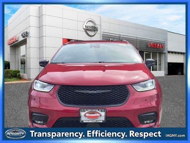 Used 2025 Chrysler Pacifica Limited FWD image 2