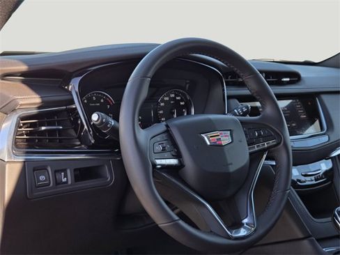New 2025 Cadillac XT6 Luxury image 11