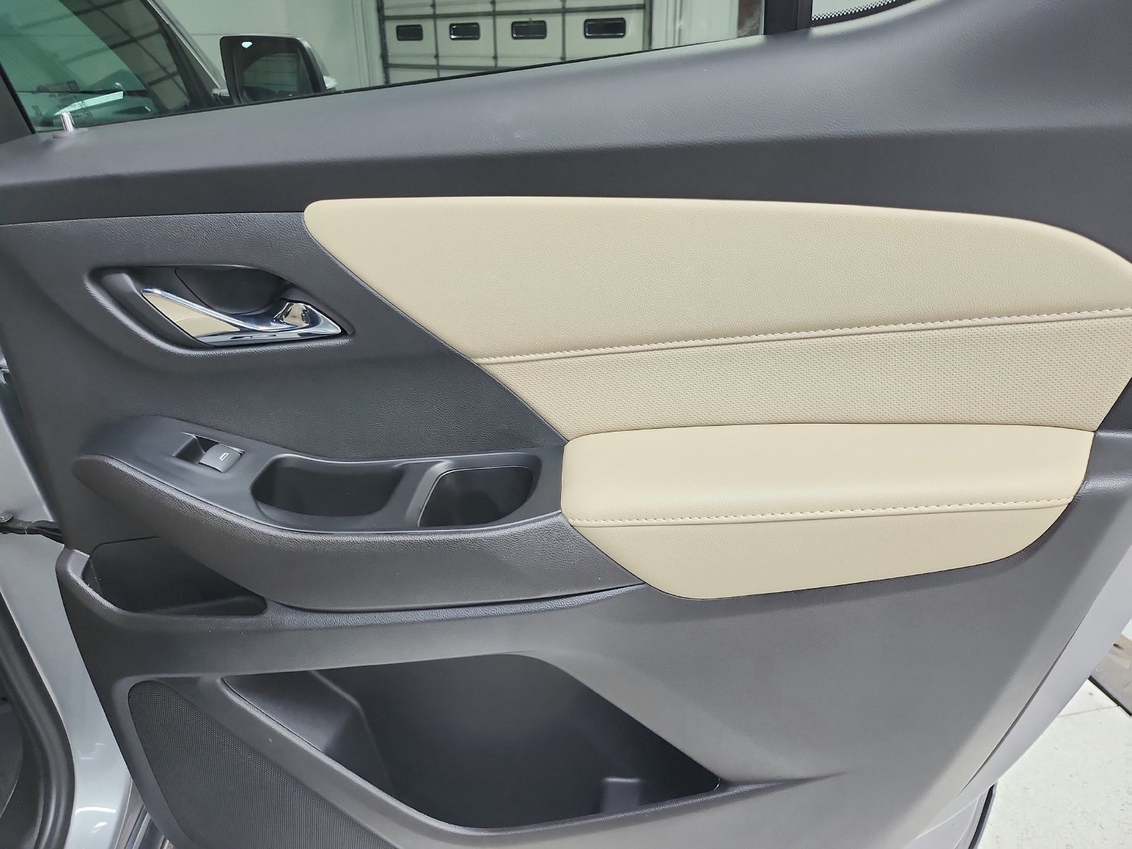 Used 2023 Chevrolet Traverse Premier FWD image 47