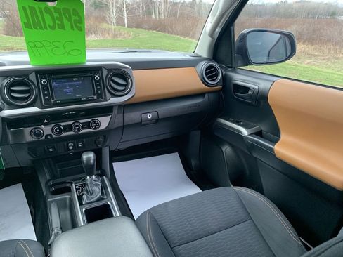 Used 2018 Toyota Tacoma SR5 image 11