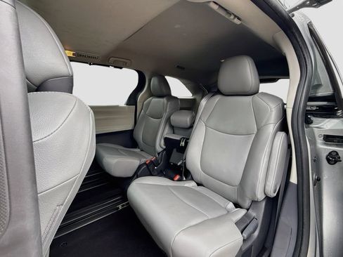 Used 2024 Toyota Sienna XLE FWD image 26