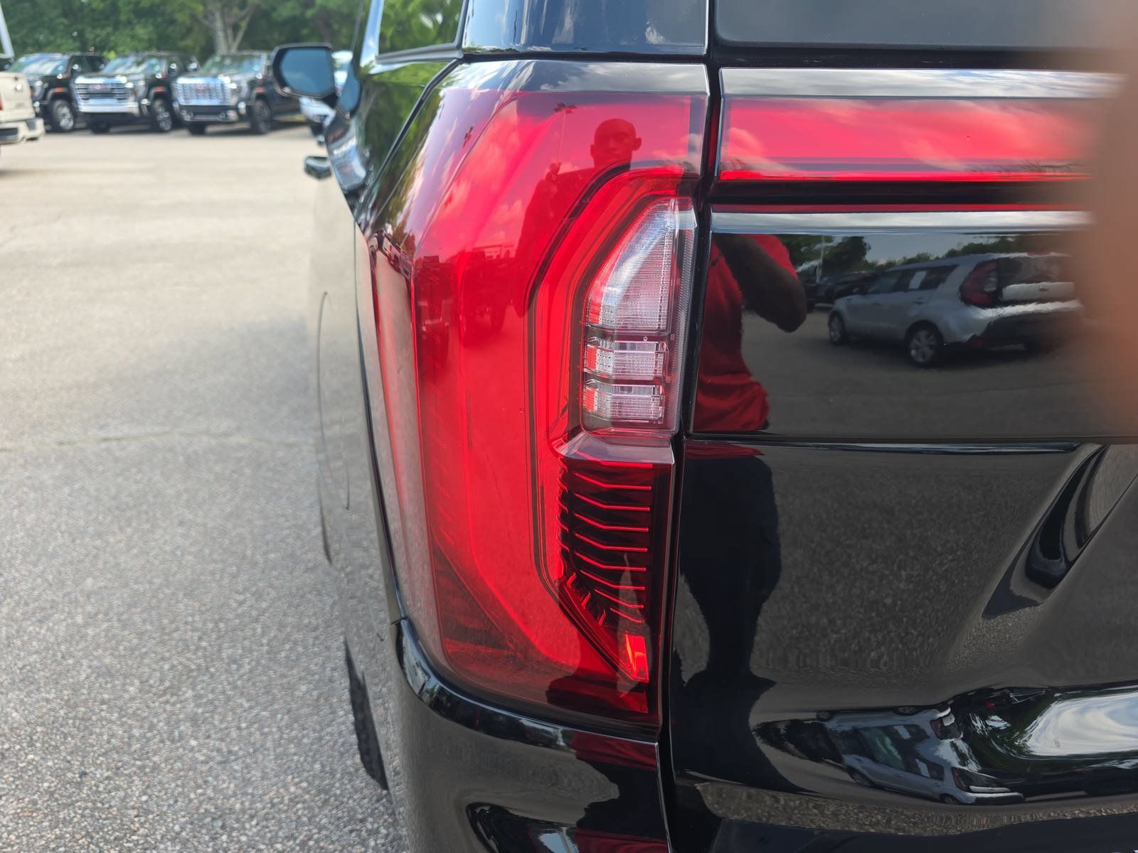 Used 2025 GMC Yukon AT4 w/ AT4 Premium Package AWD/4WD image 36