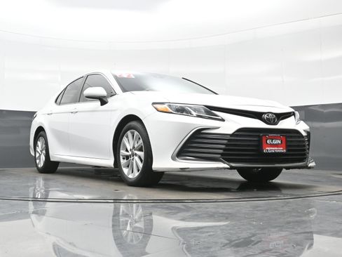 Used 2022 Toyota Camry LE FWD image 25