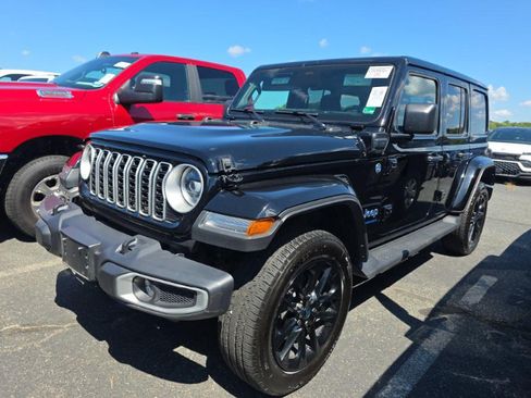 Used 2025 Jeep Wrangler Unlimited Sahara AWD/4WD image 1