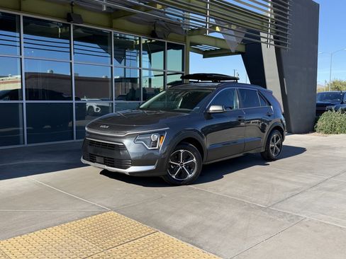 Used 2025 Kia Niro EX image 1