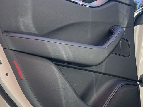 Used 2021 Maserati Levante image 15