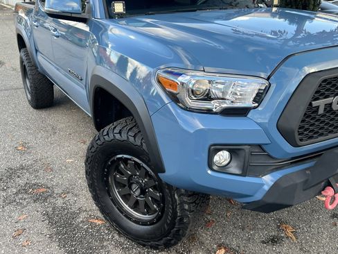 Used 2019 Toyota Tacoma TRD Off-Road image 2