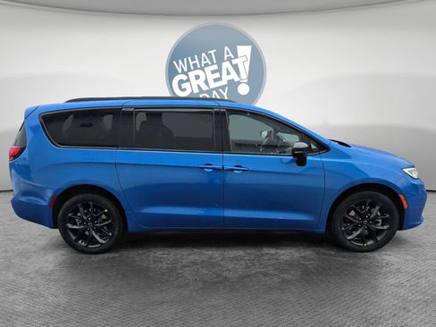 New 2026 Chrysler Pacifica Select w/ S Appearance Package AWD/4WD image 4