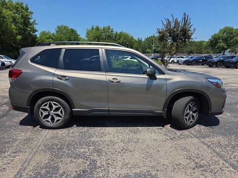 Used 2019 Subaru Forester Premium AWD/4WD image 2
