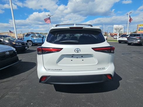 Used 2023 Toyota Highlander XLE AWD/4WD image 4