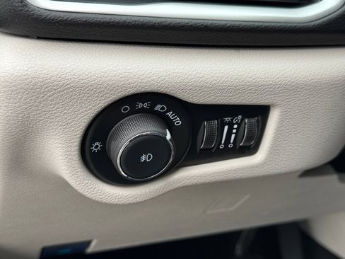 Used 2024 Chrysler Pacifica Touring-L image 30