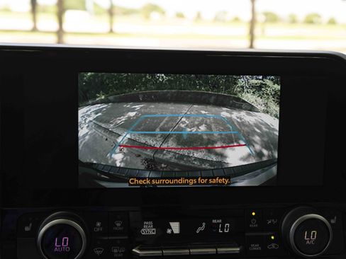 Used 2024 Toyota Highlander XLE FWD image 32