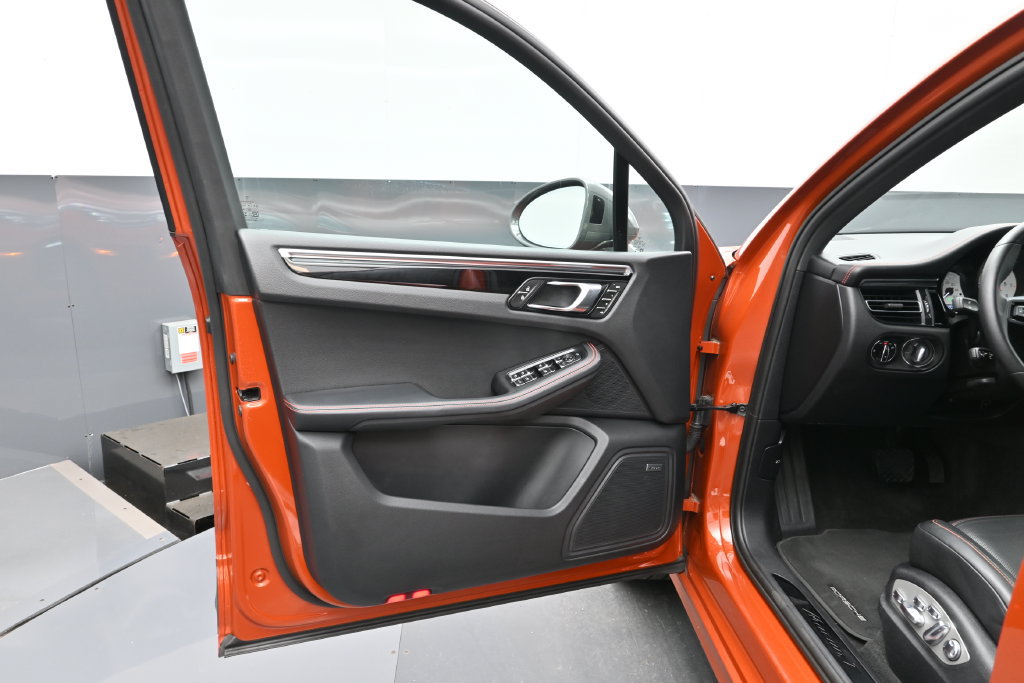 Certified 2024 Porsche Macan Turbo AWD/4WD image 20