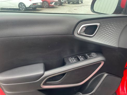 Used 2025 Kia Soul LX w/ LX Technology Package image 18