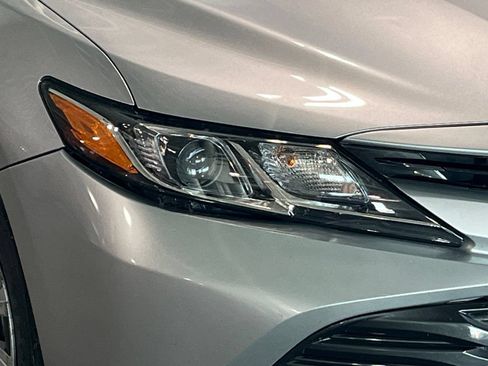 Used 2020 Toyota Camry LE FWD image 5