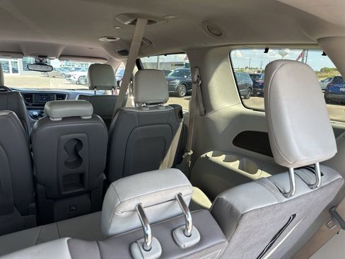 Used 2017 Chrysler Pacifica Touring-L image 11