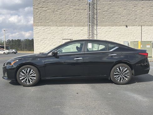Used 2025 Nissan Altima 2.5 SV image 2