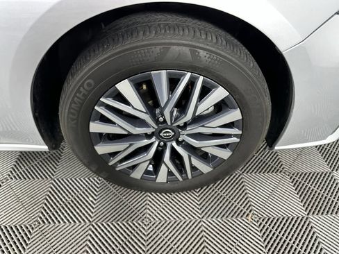 Used 2024 Nissan Altima 2.5 SV image 10