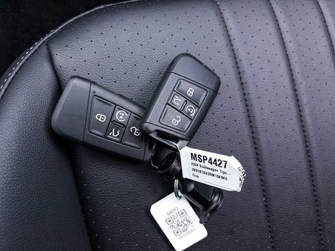 Used 2024 Volkswagen Tiguan SE R-Line FWD image 32