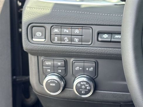 Used 2024 GMC Yukon Denali AWD/4WD image 18