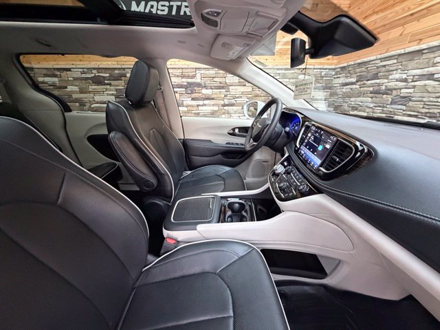 Used 2022 Chrysler Pacifica Limited FWD image 14