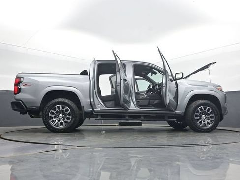 Used 2025 Chevrolet Colorado Z71 w/ Technology Package AWD/4WD image 59