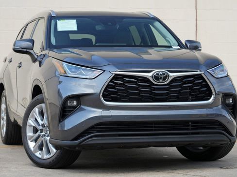 Used 2024 Toyota Highlander Limited AWD/4WD image 4