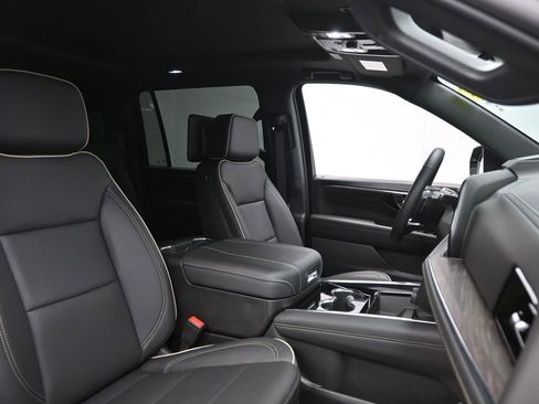 Used 2025 Chevrolet Suburban Premier image 18