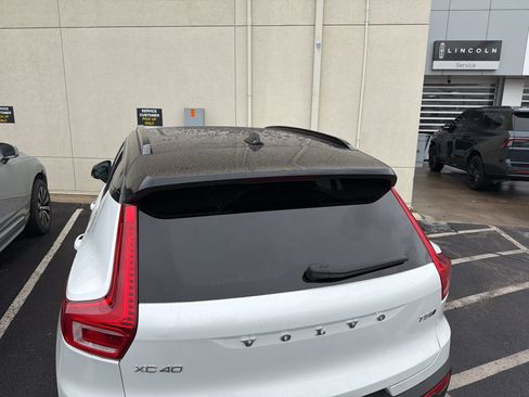 Used 2019 Volvo XC40 T5 R-Design image 9