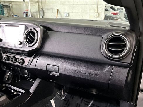 Used 2016 Toyota Tacoma TRD Off-Road w/ Towing Package image 25