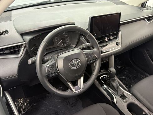 Used 2025 Toyota Corolla Cross LE FWD image 4