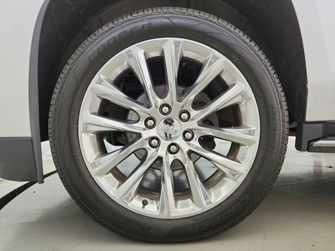Used 2018 Cadillac Escalade Luxury AWD/4WD image 37