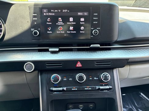 Used 2024 Kia Carnival LX FWD image 11
